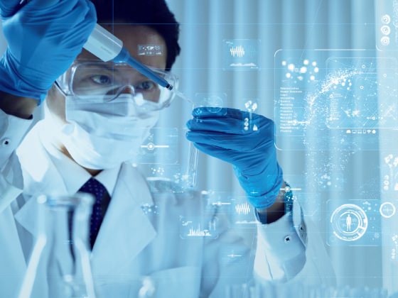 2023年にノーベル生理学・医学賞を受賞したカタリン・カリコ博士(左)とドリュー・ワイスマン博士