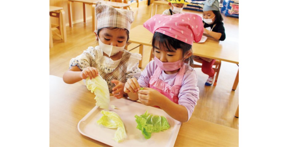 小さい子どもたちもお手伝い