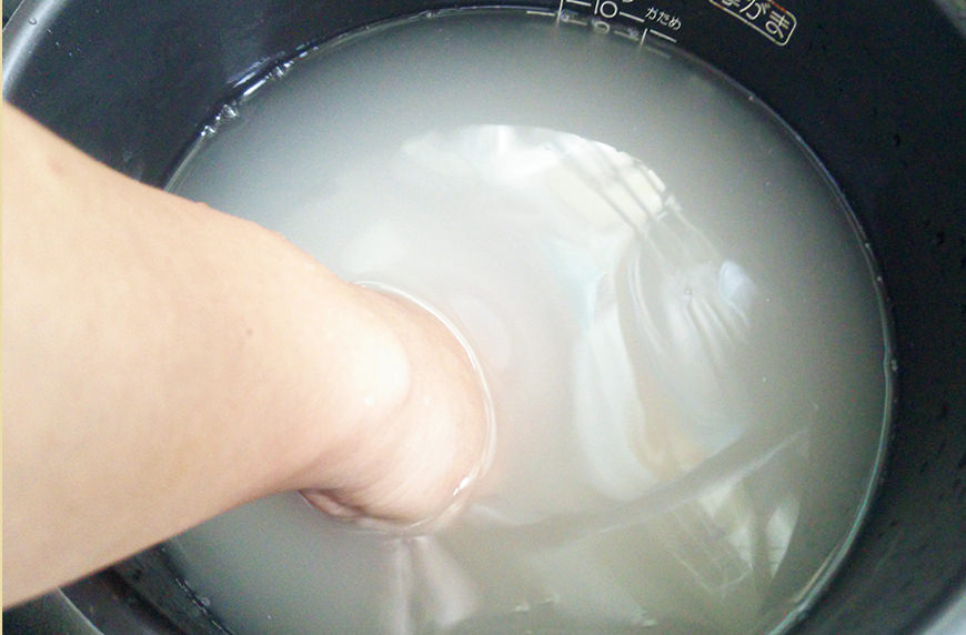 お米を洗うと肌ヌカが水に溶け出して白く濁ります。