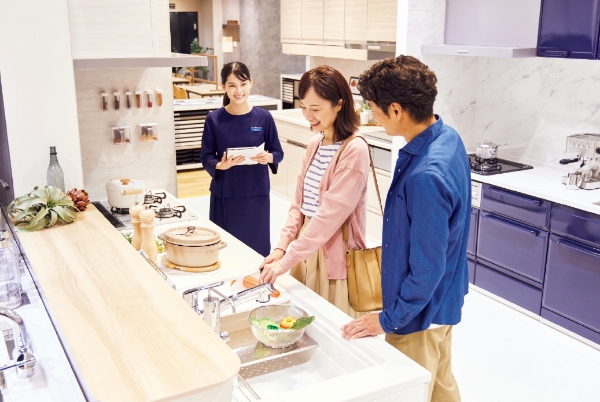 商品にたくさんふれてリフォームのイメージがわく
