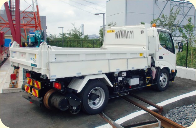道路やフィールドをタイヤやクローラで走行して線路へ垂直に入る