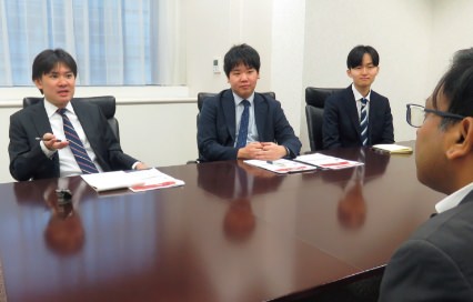 社内で情報交換